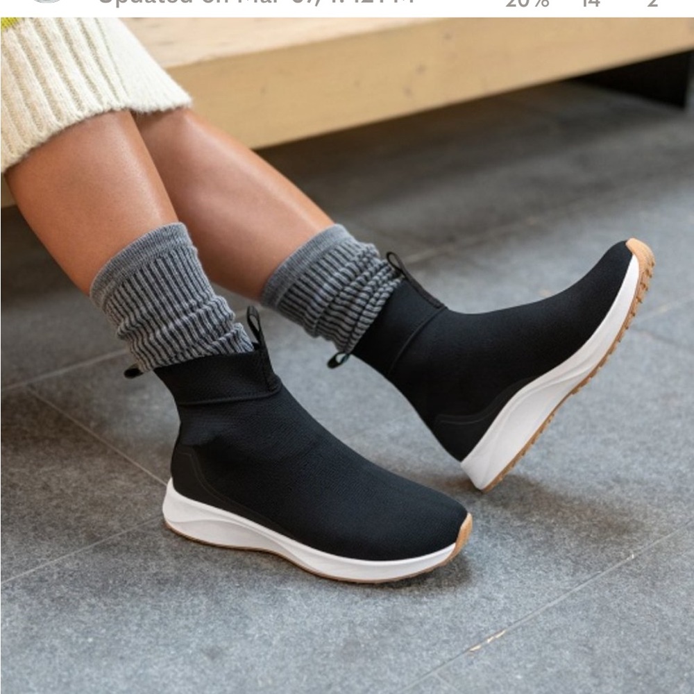 Native Hydroknit Black Bootie Size 9